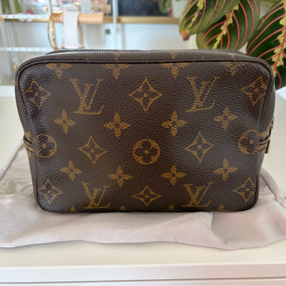 Authentic Vintage Louis Vuitton Monogram Toiletry Trousse 23 Cosmetic Bag